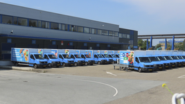 901718 Afbeelding van geparkeerde bestelbussen bij het Albert Heijn Online Distributie Centrum (HSC) De Meern ...